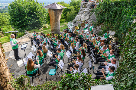 Pomladni koncert Godbe Stična na Lavričevi koči